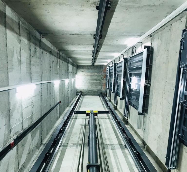 Asansör bileşenleri ve endüstriyel üretim görseli