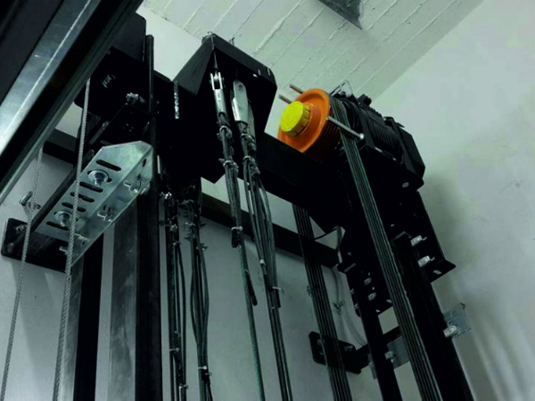 Asansör tahrik ünitesi ve makine dairesi görseli